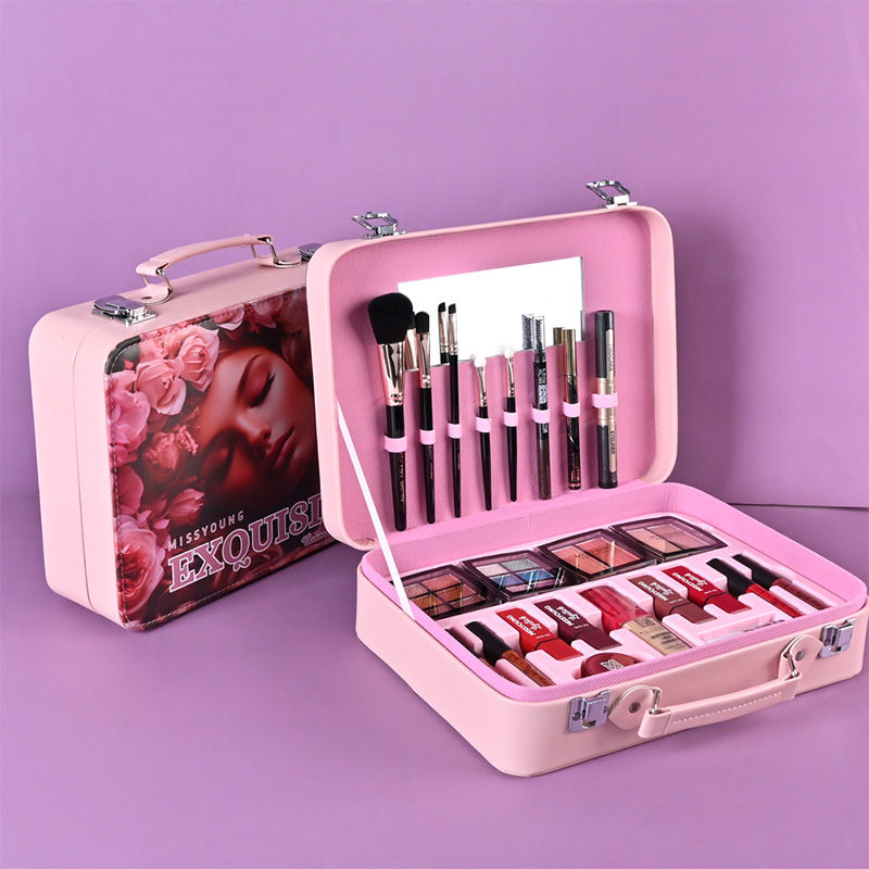 High Gloss Silky Easy To Carry Cosmetic Kit GM24071